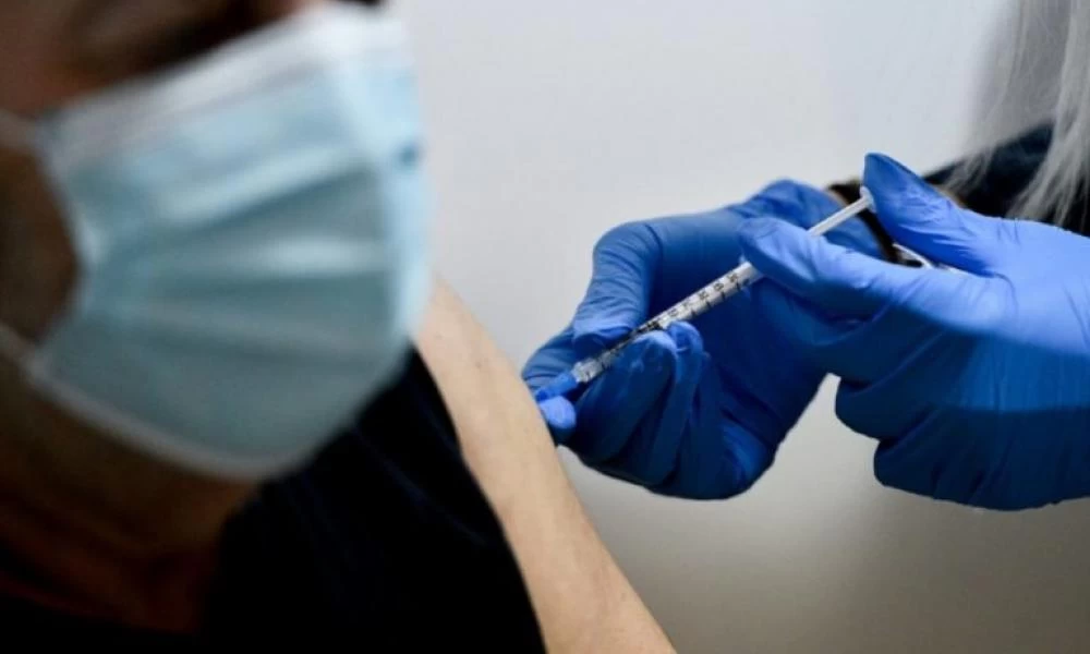 Οι ΠΟΥ και FDA προειδοποιούν: Δεν απαιτείται προς το παρόν η χορήγηση τρίτης δόσης εμβολίου
